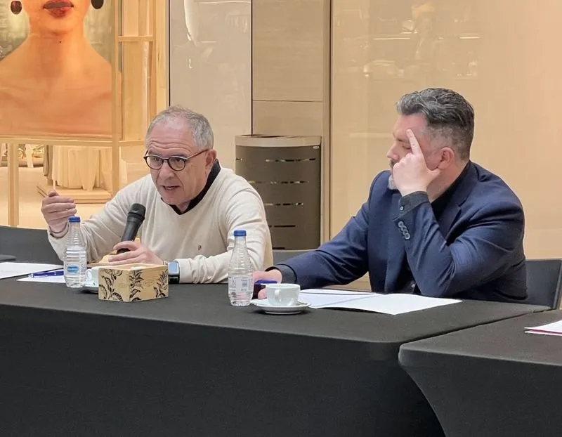 Mesa redonda 'Navegando como farmacéuticos: al servicio de la sociedad', en el centro comercial El Tormes