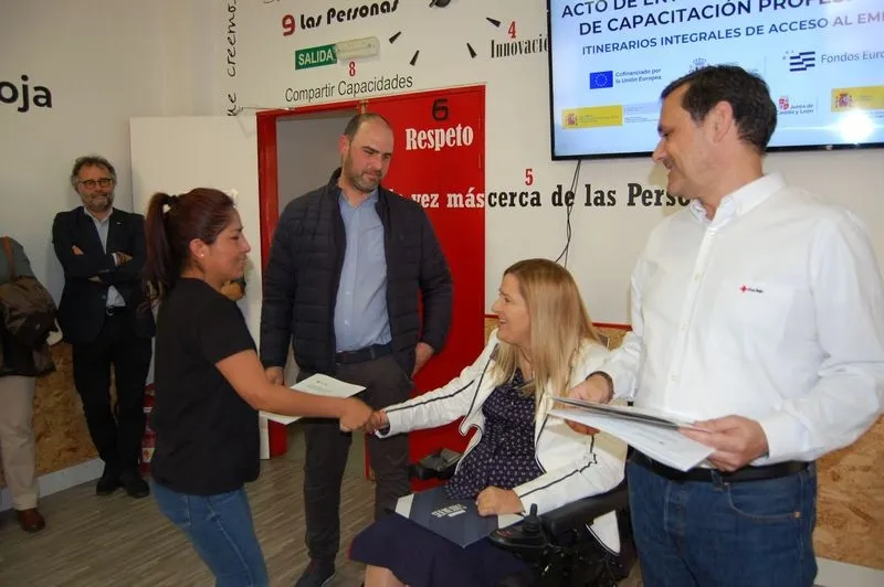 Clausura de dos cursos de empleo en la sede de Cruz Roja en Salamanca