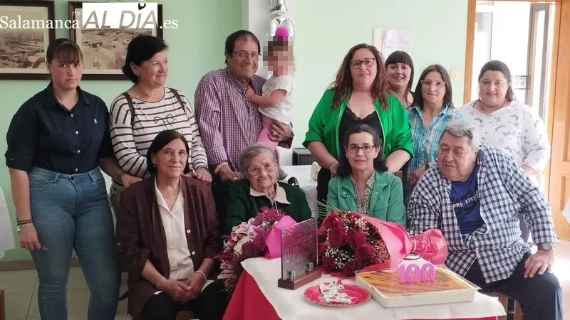 La familia y el Ayuntamiento de Lumbrales acompañaron a la centenaria Tasia Fregeneda