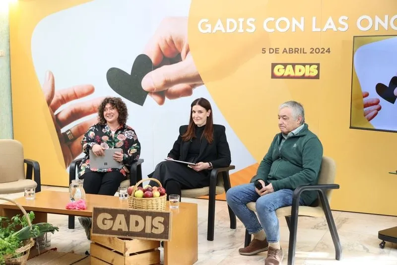 La  directora de Marketing y RSC de GADISA retail, Melisa Pagliaro, en el centro de la foto