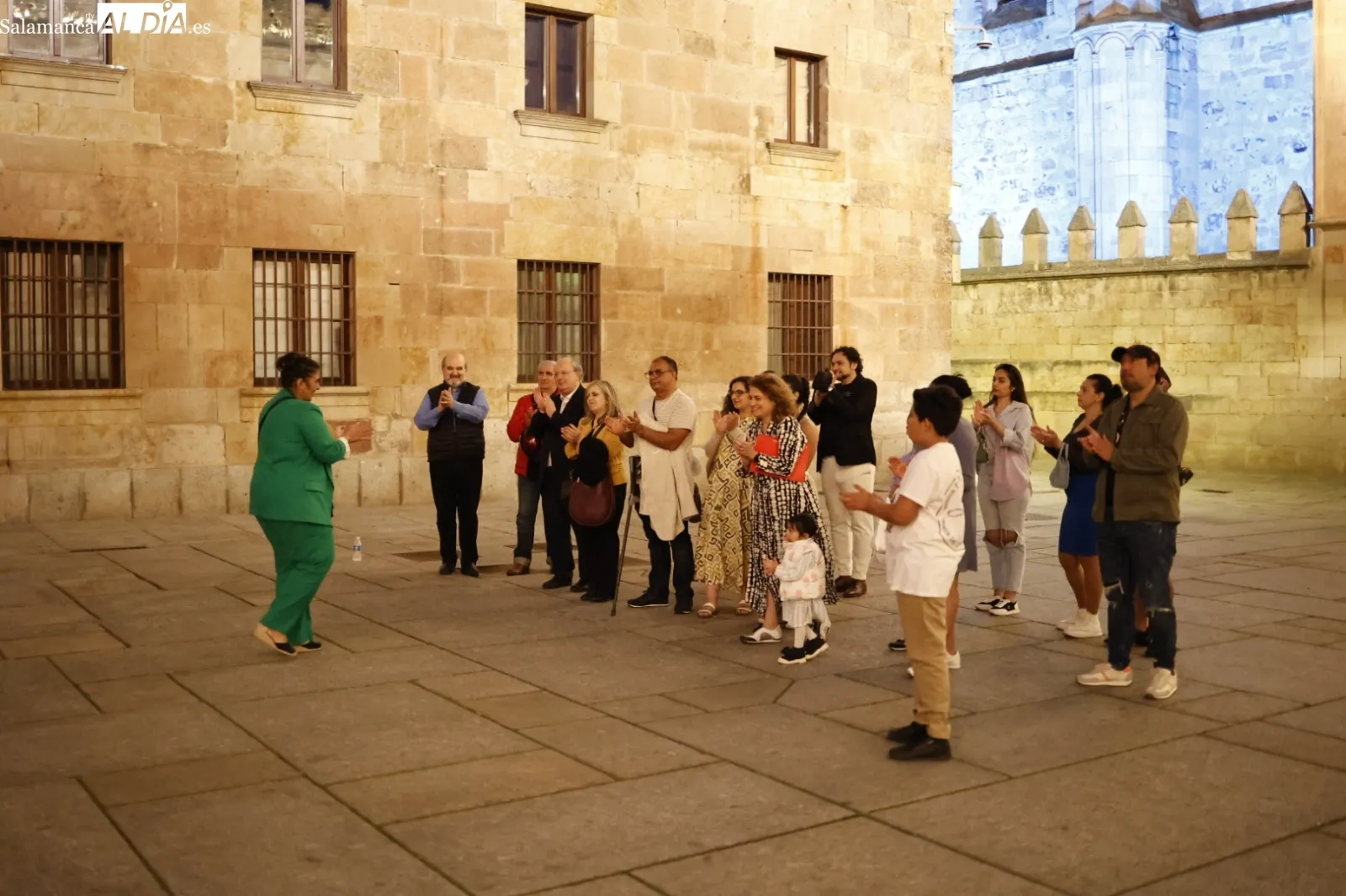 Acto ante la Fachada Rica de la USAL que se ha iluminado con los colores de la bandera del pueblo gitano. Fotos: David Sañudo