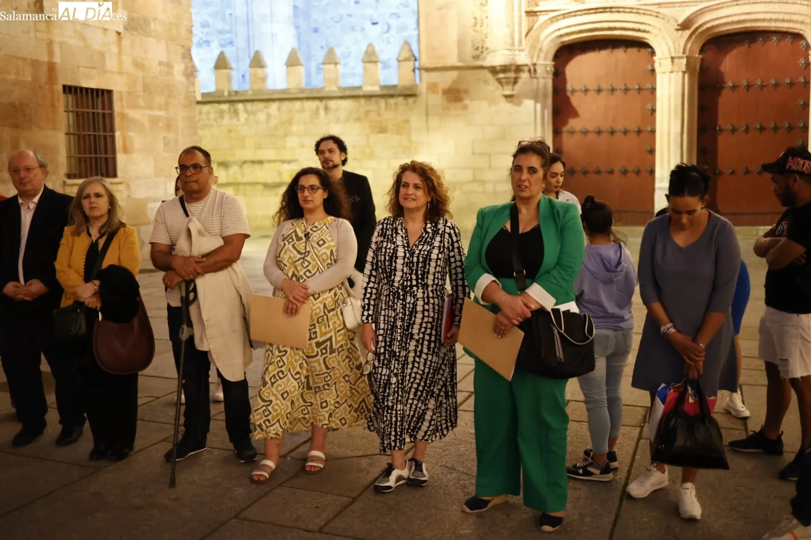 Acto ante la Fachada Rica de la USAL que se ha iluminado con los colores de la bandera del pueblo gitano. Fotos: David Sañudo