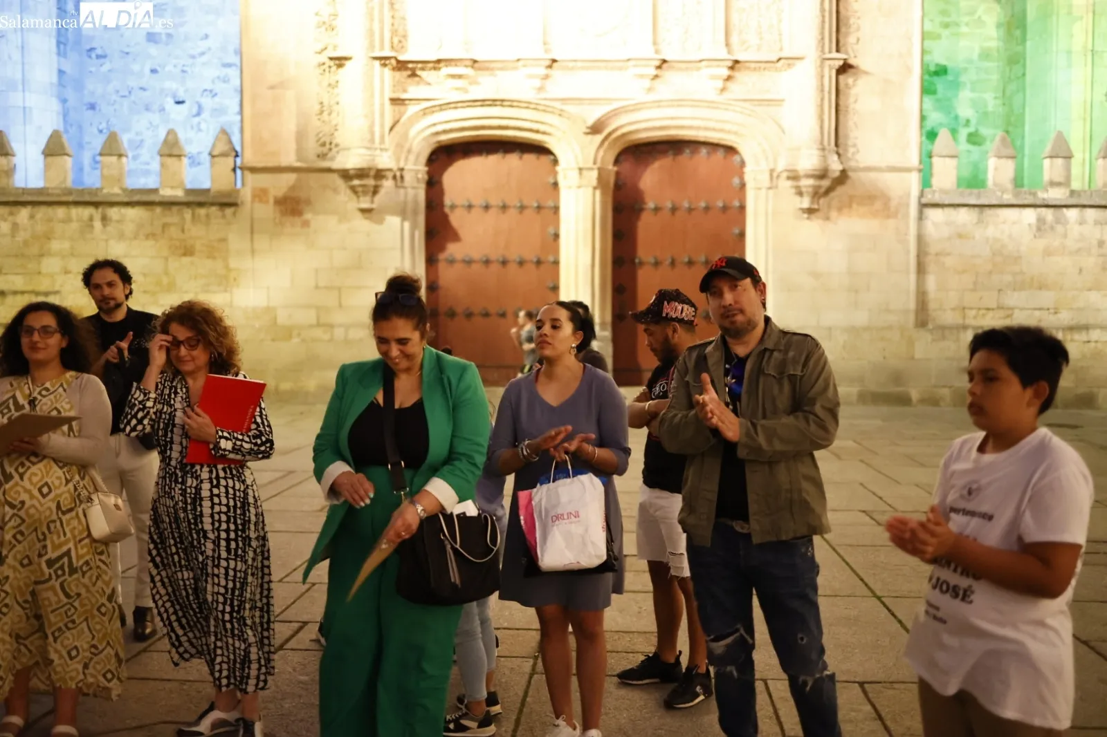 Acto ante la Fachada Rica de la USAL que se ha iluminado con los colores de la bandera del pueblo gitano. Fotos: David Sañudo