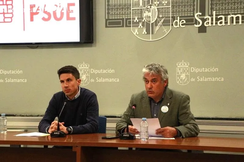 Rueda de prensa del portavoz del Grupo Socialista en la Diputación, Fernando Rubio, y el diputado provincial, Mario Cavero. Foto: Raúl Riego