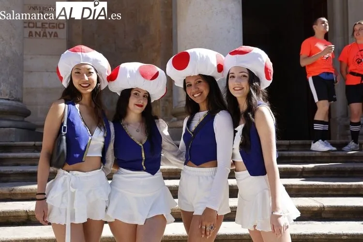 Música y disfraces para celebrar las fiestas de Filología  | FOTOS: David Sañudo 