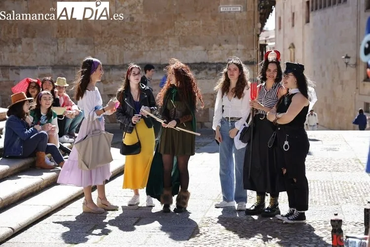 Música y disfraces para celebrar las fiestas de Filología  | FOTOS: David Sañudo 