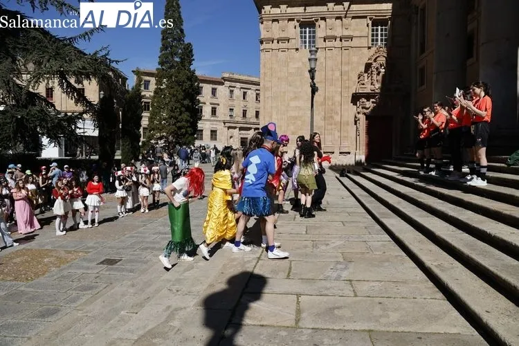 Música y disfraces para celebrar las fiestas de Filología  | FOTOS: David Sañudo 