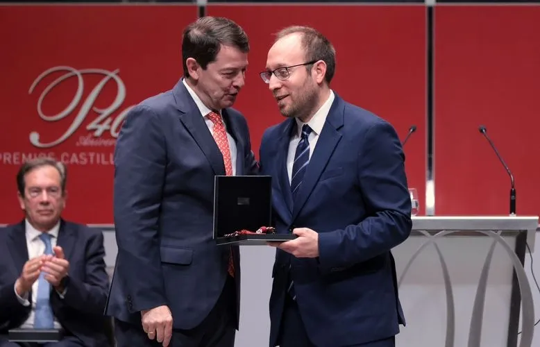 El alcalde de Ciudad Rodrigo recogiendo el premio Fernando Arrabal, galardonado con el Premio Castilla y León de las Letras 2023  | FOTO: @jcyl