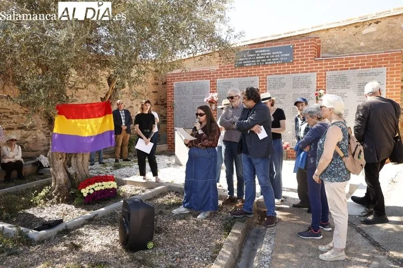 El Memorial del Cementerio de Salamanca ha acogido el homenaje a la proclamación de la II República. Fotos: David Sañudo