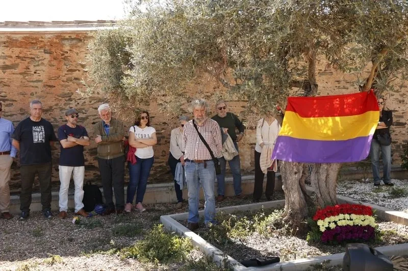 El Memorial del Cementerio de Salamanca ha acogido el homenaje a la proclamación de la II República. Fotos: David Sañudo