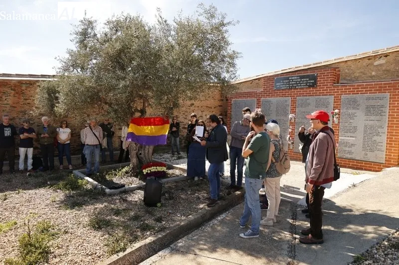 El Memorial del Cementerio de Salamanca ha acogido el homenaje a la proclamación de la II República. Fotos: David Sañudo
