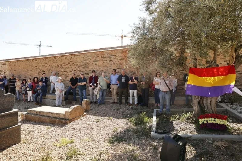 El Memorial del Cementerio de Salamanca ha acogido el homenaje a la proclamación de la II República. Fotos: David Sañudo