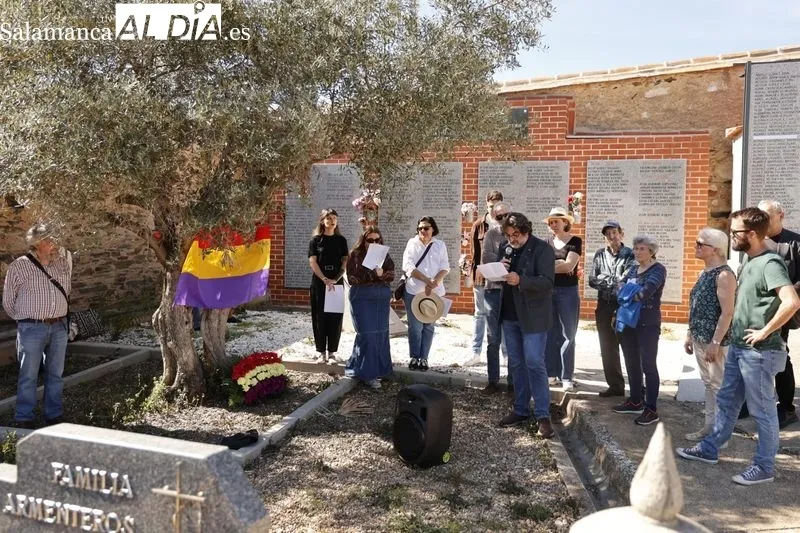 El Memorial del Cementerio de Salamanca ha acogido el homenaje a la proclamación de la II República. Fotos: David Sañudo