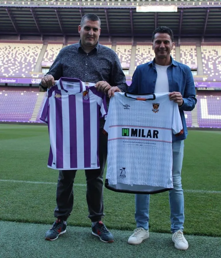Foto 2 - El Ciudad Rodrigo CF firma un convenio de colaboraci&oacute;n con el Real Valladolid