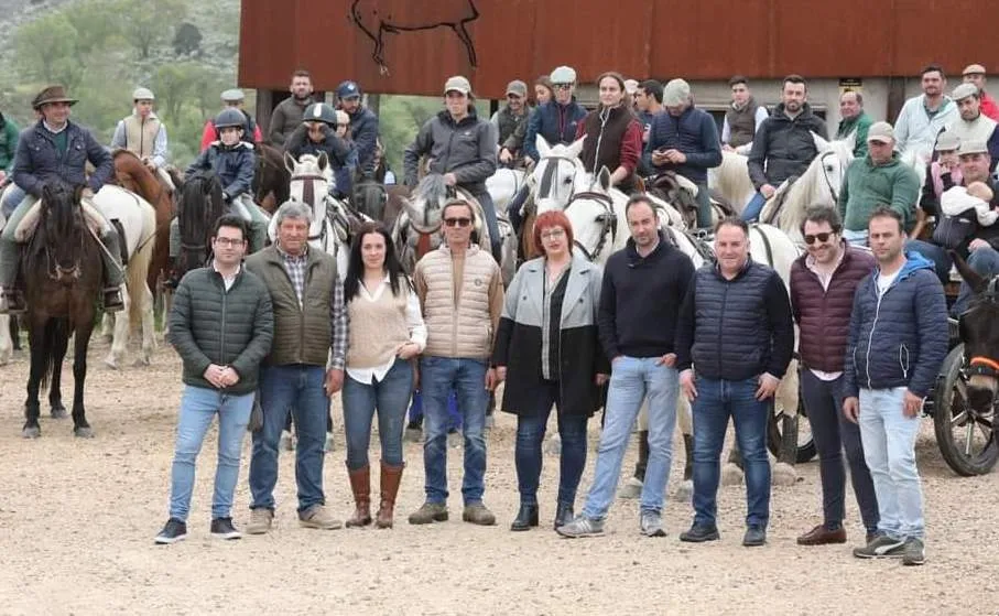 Foto 3 - Medio centenar de personas toma parte en el estreno de la &lsquo;1&ordf; Ruta a Caballo Siega Verde&rsquo;