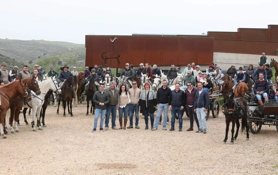 Foto 2 - Medio centenar de personas toma parte en el estreno de la &lsquo;1&ordf; Ruta a Caballo Siega Verde&rsquo;