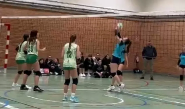 Foto 6 - El equipo Cadete de la Escuela de Voleibol se proclama campe&oacute;n de los Juegos Escolares