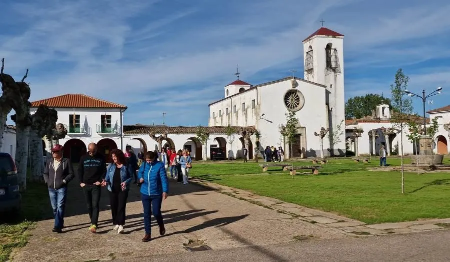 Foto 3 - Vecinos del &aacute;rea de Machac&oacute;n visitan los pueblos de colonizaci&oacute;n de Ciudad Rodrigo