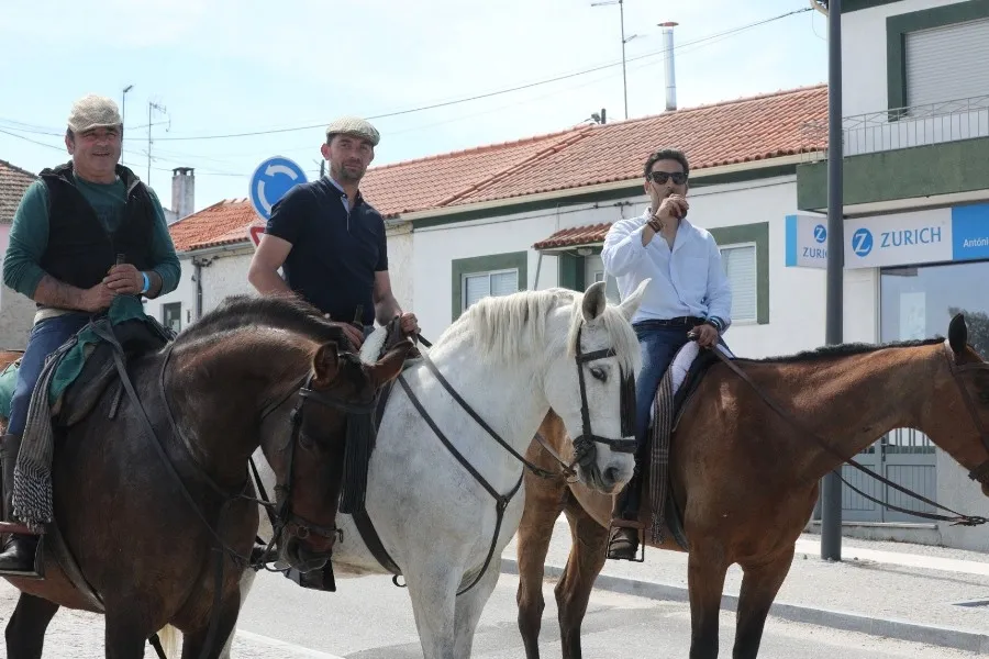 Foto 2 - Caballistas de Fuentes de O&ntilde;oro y Vilar Formoso se van juntos de pinchos por la frontera