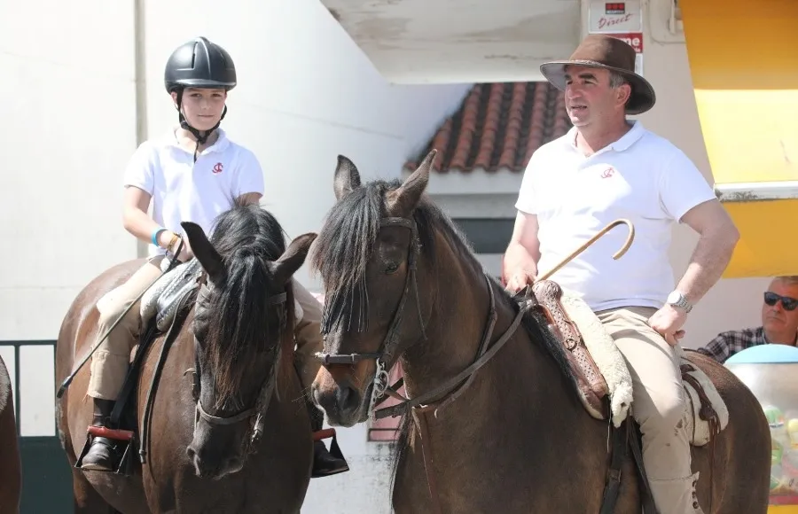 Foto 3 - Caballistas de Fuentes de O&ntilde;oro y Vilar Formoso se van juntos de pinchos por la frontera