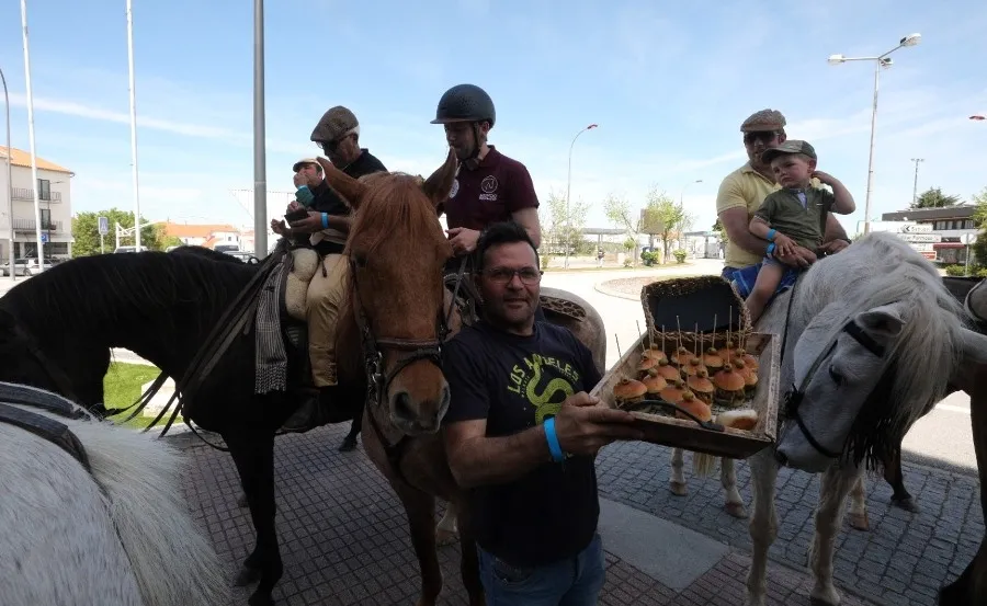 Foto 4 - Caballistas de Fuentes de O&ntilde;oro y Vilar Formoso se van juntos de pinchos por la frontera