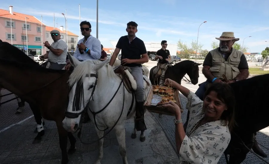 Foto 5 - Caballistas de Fuentes de O&ntilde;oro y Vilar Formoso se van juntos de pinchos por la frontera