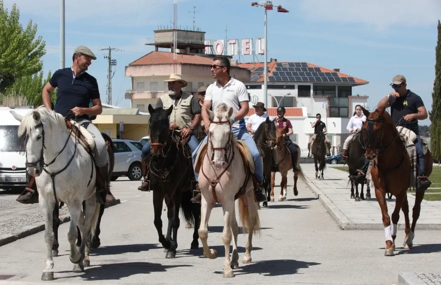 Foto 6 - Caballistas de Fuentes de O&ntilde;oro y Vilar Formoso se van juntos de pinchos por la frontera