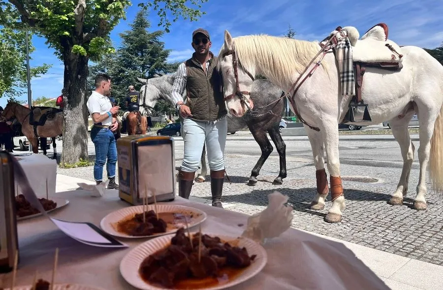Foto 9 - Caballistas de Fuentes de O&ntilde;oro y Vilar Formoso se van juntos de pinchos por la frontera