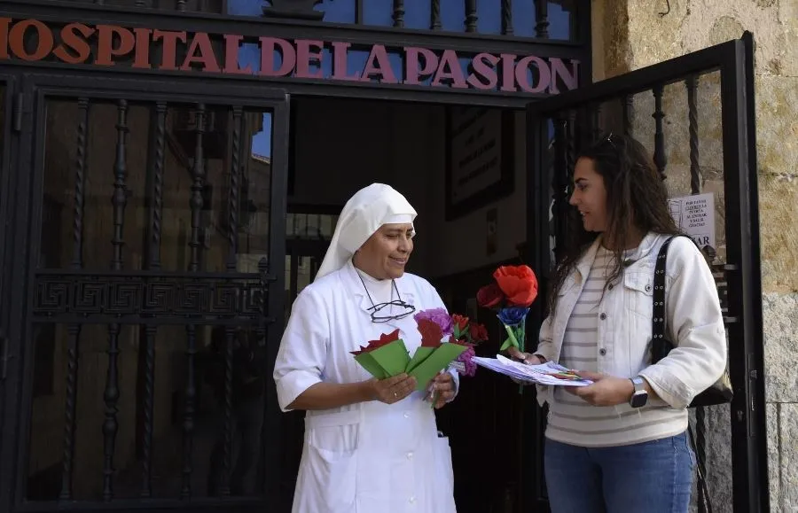 Foto 7 - Repartidas por las residencias las flores creadas por los escolares