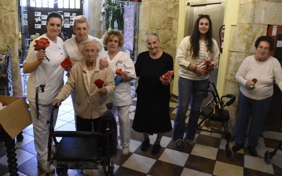 Foto 6 - Repartidas por las residencias las flores creadas por los escolares
