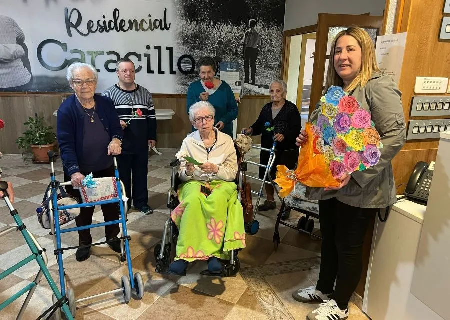 Foto 5 - Repartidas por las residencias las flores creadas por los escolares