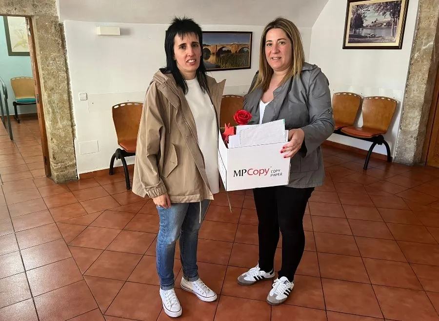 Foto 4 - Repartidas por las residencias las flores creadas por los escolares