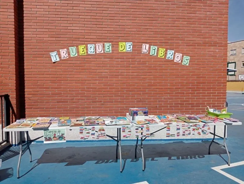 Trueque de libros de lectura en el colegio San Juan Bosco