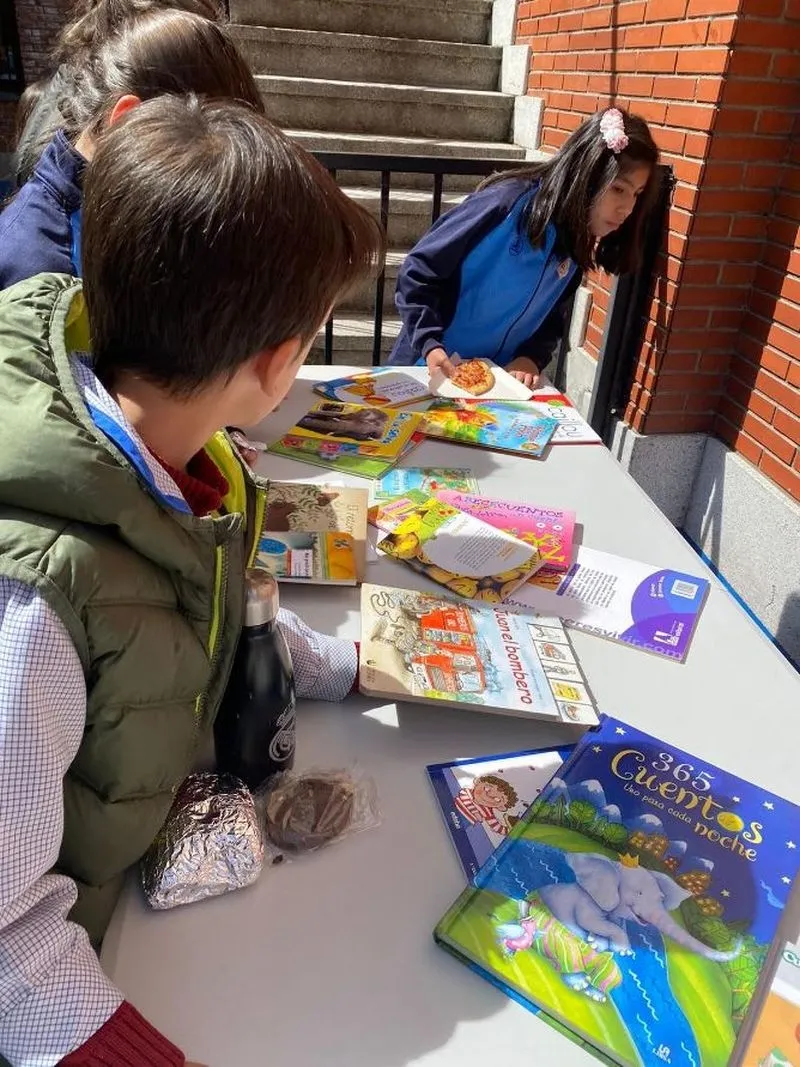 Trueque de libros de lectura en el colegio San Juan Bosco