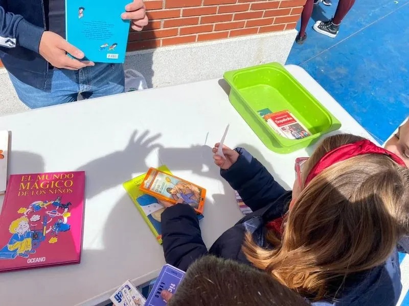 Trueque de libros de lectura en el colegio San Juan Bosco