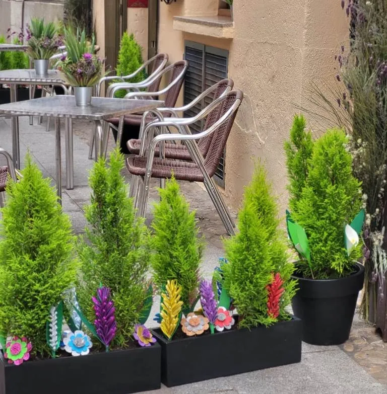 Foto 2 - Mir&oacute;briga &lsquo;abre la puerta&rsquo; a la primavera con molinillos, escobas o flores farinatas 