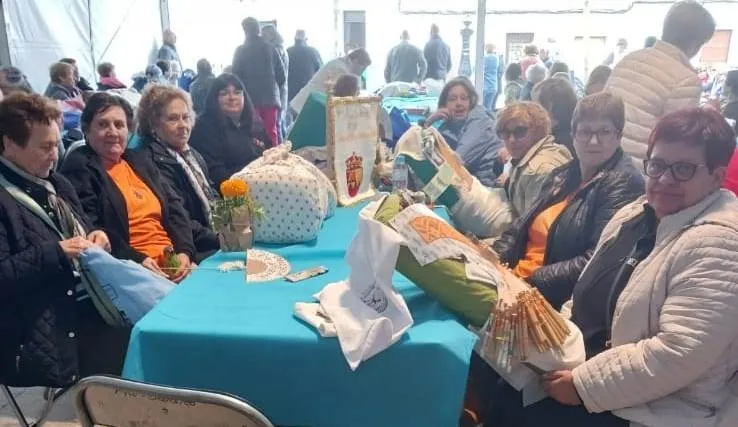 Foto 2 - 40 bolilleras de la comarca participan en el VIII Encuentro de Encajeras de Galisteo