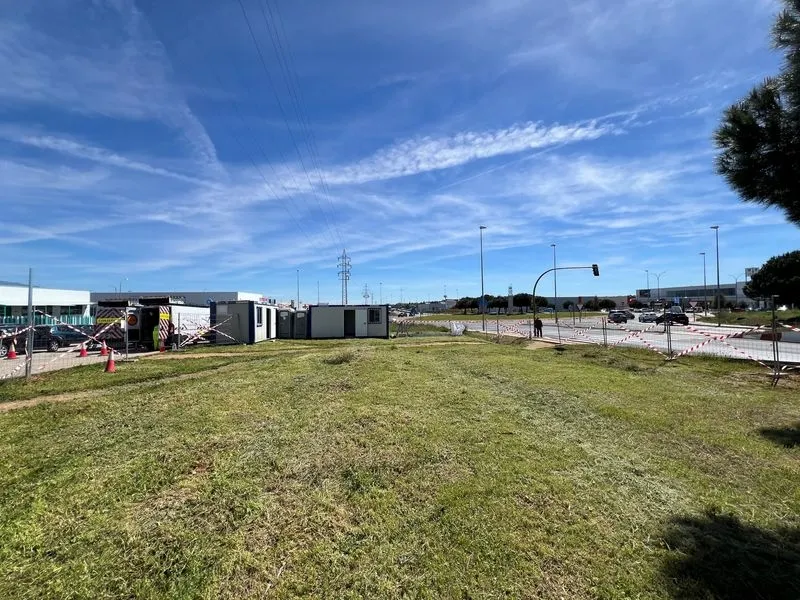 Obras de construcción de la pasarela peatonal en el kilómetro 93,200 de la carretera SA-20 en Carbajosa de la Sagrada.