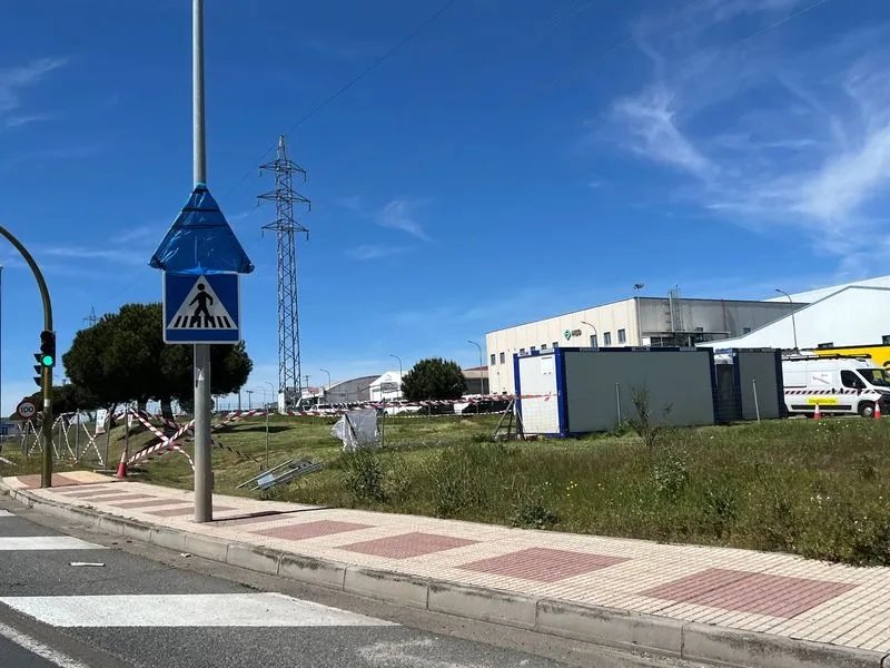 Obras de construcción de la pasarela peatonal en el kilómetro 93,200 de la carretera SA-20 en Carbajosa de la Sagrada.