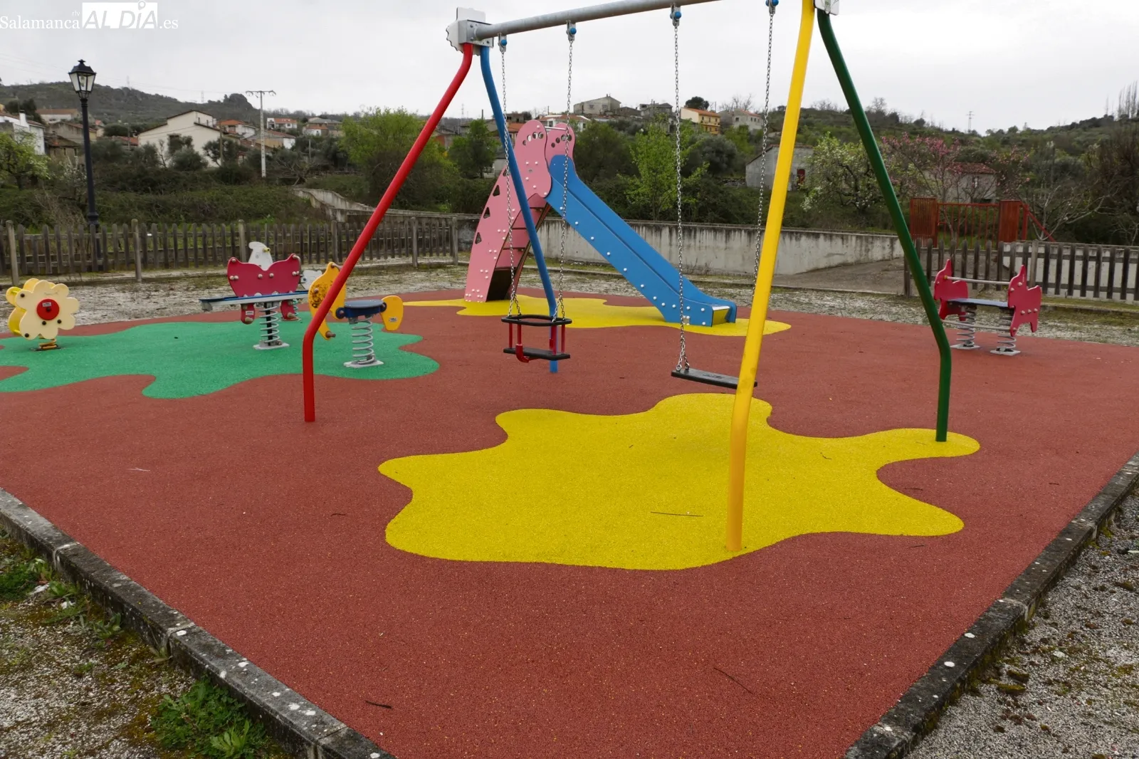 Aspecto que presenta el parque de la calle Nueva tras la renovación de aparatos y pavimento / CORRAL