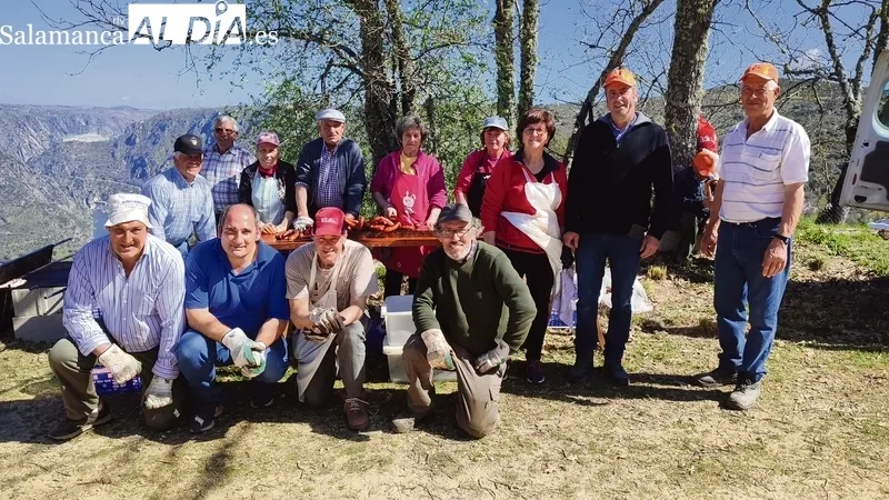 Grupo de colaboradores del año pasado junto con el alcalde Ismael García / CORRAL