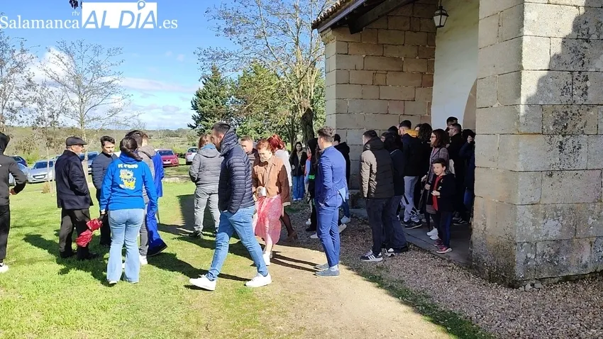 Animada subasta de roscas en Yecla de Yeltes, en honor a la Virgen del Castillo / CORRAL