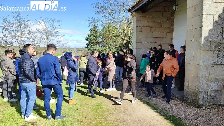 Animada subasta de roscas en Yecla de Yeltes, en honor a la Virgen del Castillo / CORRAL