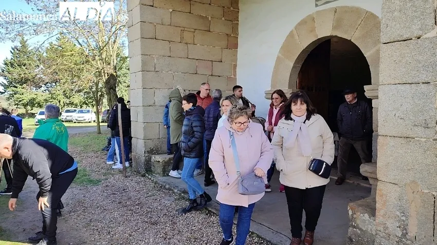 Animada subasta de roscas en Yecla de Yeltes, en honor a la Virgen del Castillo / CORRAL