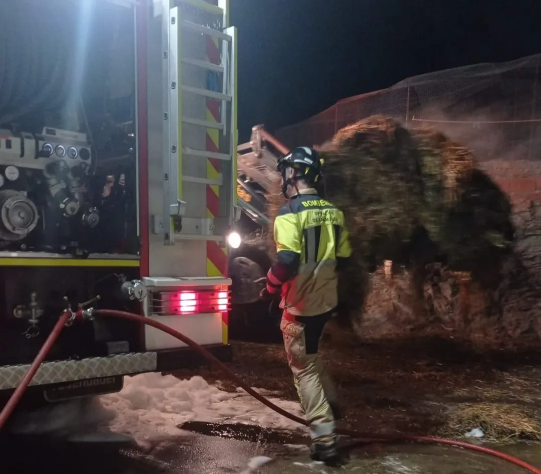 Intervención de Bomberos de Vitigudino y Lumbrales en el incendio declarado ayer viernes en La Vídola 