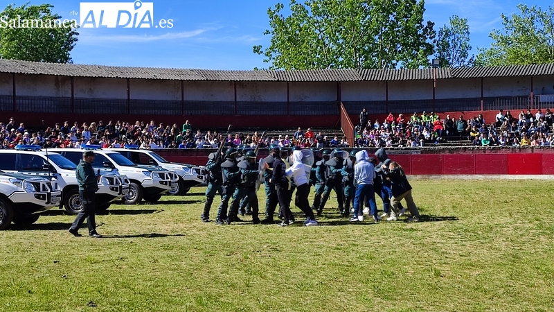 En torno a 900 escolares asisten en Vitigudino a una exhibición de medios y unidades la Guardia Civil