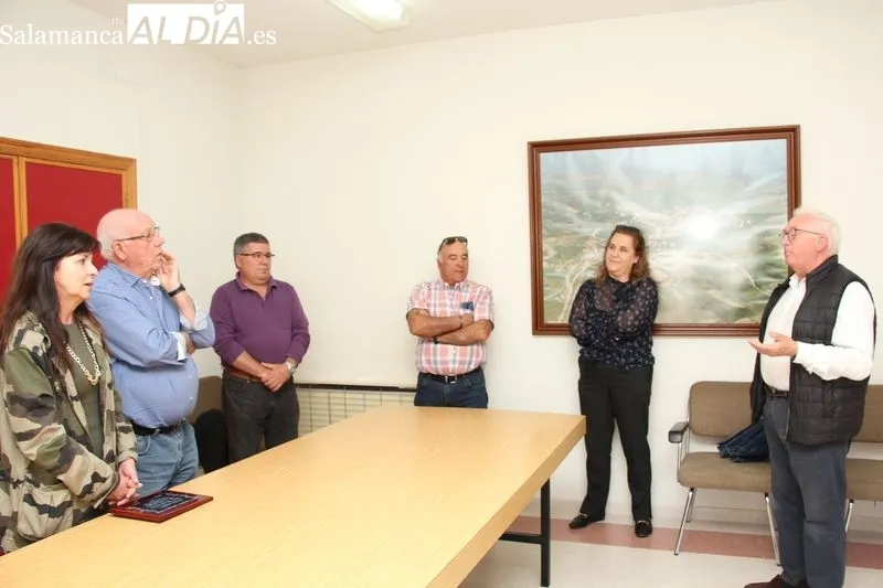 Foto 6 - El Ayuntamiento de Masueco entrega una placa a Esther Santiago por su entrega como enfermera en el municipio