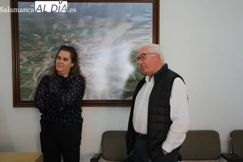 Foto 5 - El Ayuntamiento de Masueco entrega una placa a Esther Santiago por su entrega como enfermera en el municipio