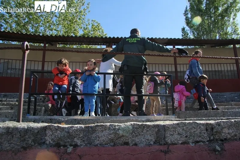 Exhibición de la Guardia Civil en Vitigudino para cercad e 900 escolares / CORRAL 