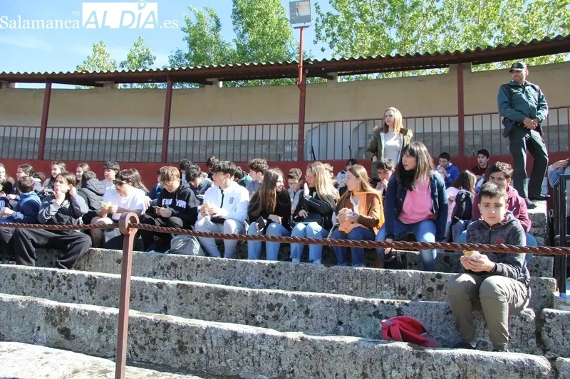 Exhibición de la Guardia Civil en Vitigudino para cercad e 900 escolares / CORRAL 